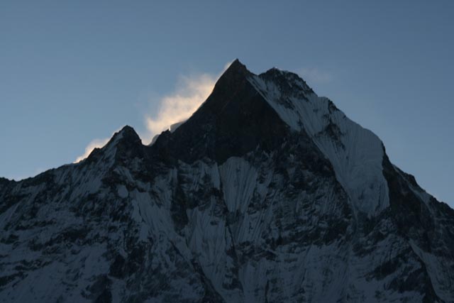 朝焼けから白く変わりいくアンナプルナ連峰の眺め