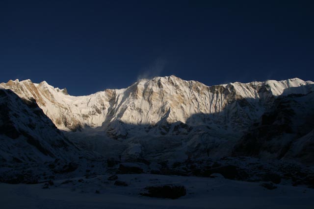 朝焼けから白く変わりいくアンナプルナ連峰の眺め