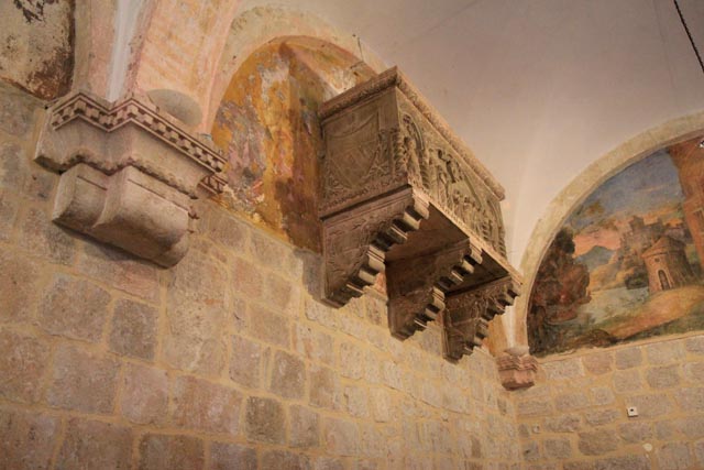 フランシスコ修道院回廊の棺（tombs at the Franciscan monastery corridor）