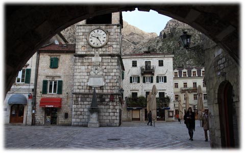 城壁門から望むコトル旧市街（モンテネグロ）