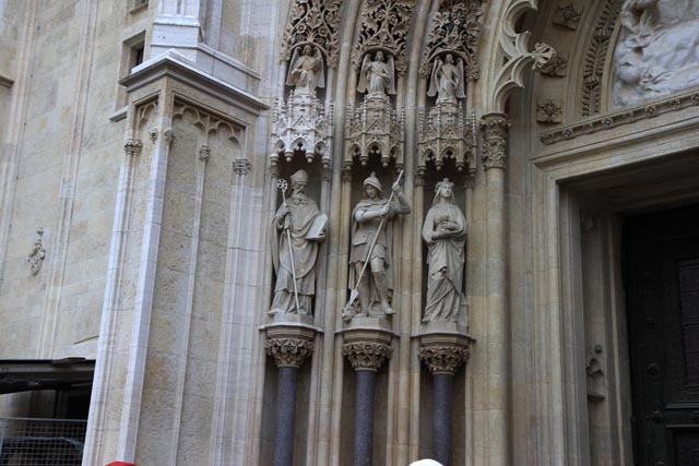 ザグレブ聖母被昇天大聖堂と近くでの眺め