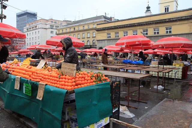 ザグレブのドーラッツ市場（the Dolac Market in Zagreb）