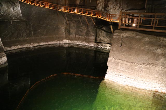 ポーランドのヴィエリチカ岩塩坑の地底湖（Wieliczka salt mine Lake）