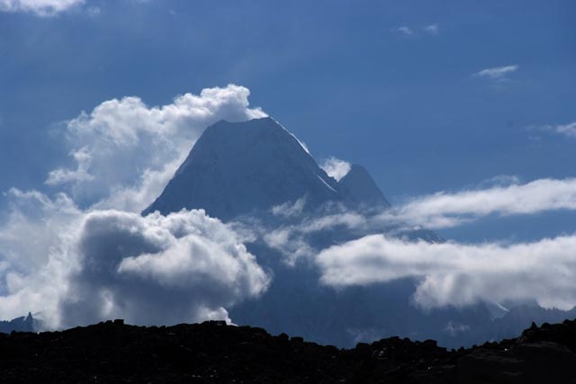 ウルドカス先，ガッシャーブルムⅣ右側背後に見えるガッシャーブルムⅡ（Gasherbrum 2：8,035m）