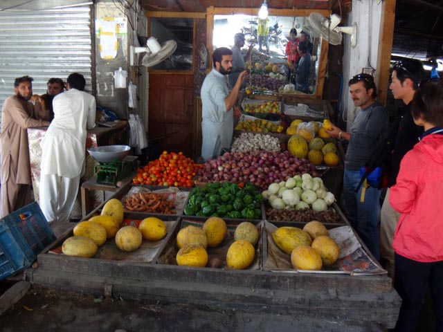 KKH沿いの青果店（パキスタン）