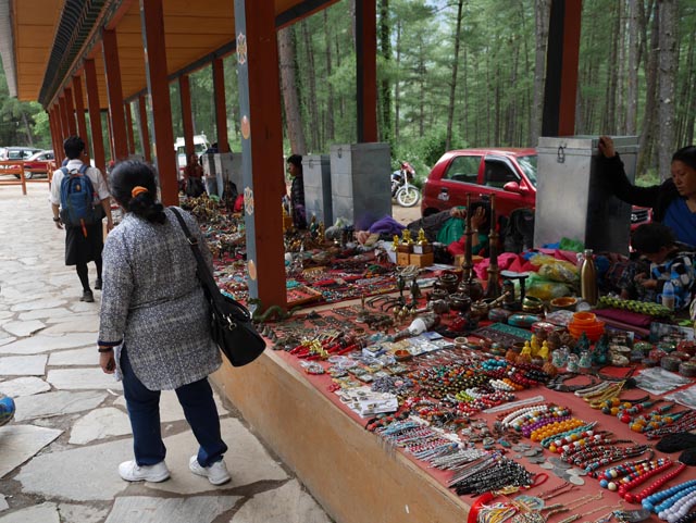 タクツァン僧院登り口市場（starting point market of the trail to Taktsang Lhakhang）