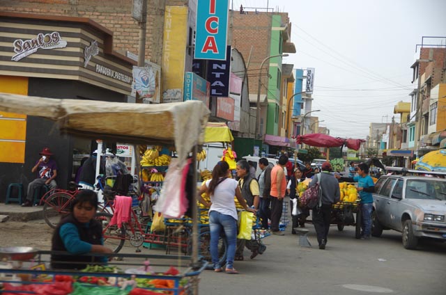 リマの朝市（morning market in Lima）