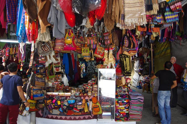 ワラス大聖堂店街（shops near the Huaraz cathedral）