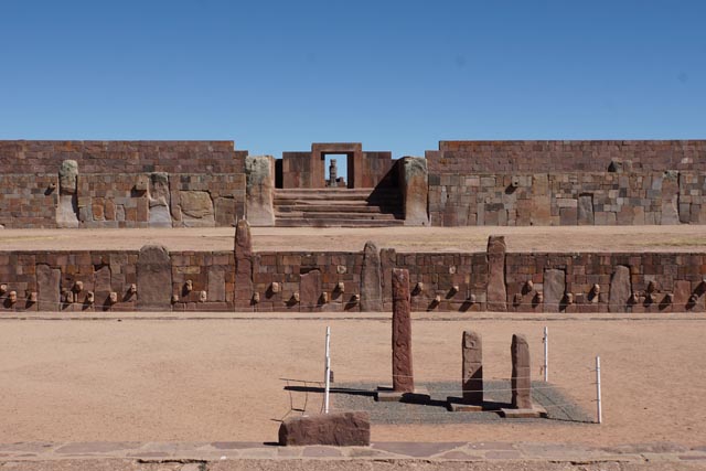 ティワナク遺跡半地下式神殿（Templete Semisubterraneo）と向こうのモノリート
