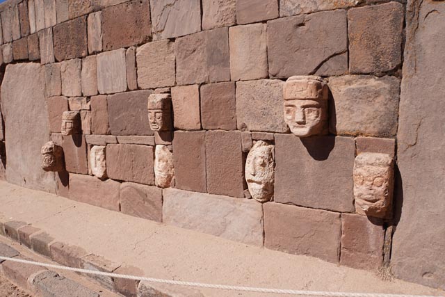 ティワナク：ティワナク文化の宗教的・政治的中心地（Tiwanaku : Spiritual and Political Centre of the Tiwanaku Culture）