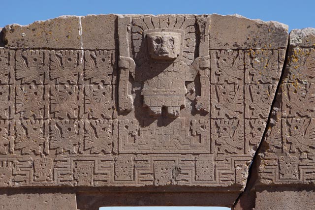 ティワナク遺跡太陽の門のビラコチャ神（Viracocha）と48羽の鳥