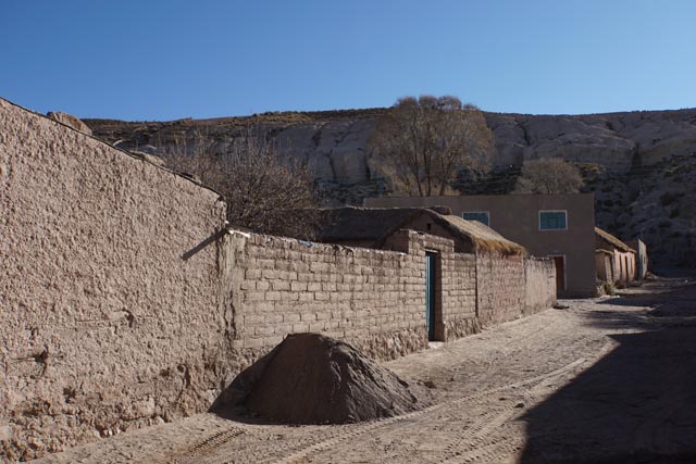 アタカマ高地でのアドベの家と塀壁