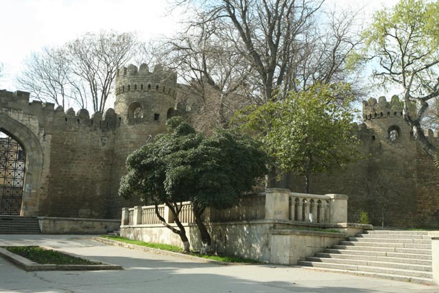 シルヴァンシャー宮殿城壁やシェマハ門周辺