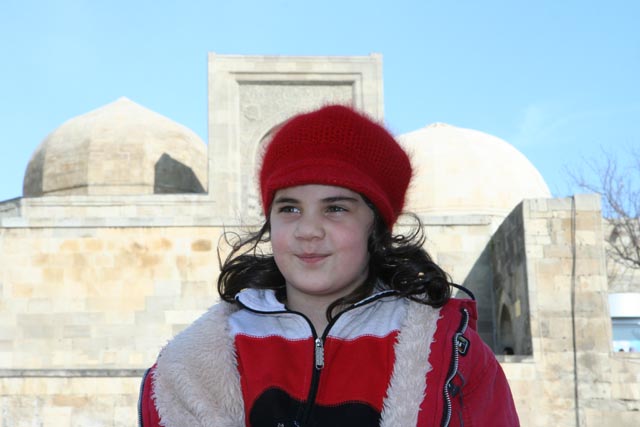 バクー／シルヴァンシャー宮殿近くの子（a girl next to the Shirvanshah's Palace in Baku）