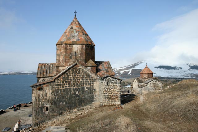 セバン湖の聖マリアム教会（左）と聖アラケロツ教会（右）（Saint Mary's Church and Saint Arakelots Church on Lake Sevan peninsula）