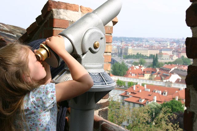 望遠鏡を覗くプラハの子（a girl looking in a telescopeat the City of Prague）