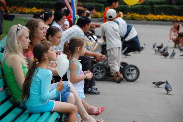 アルマトイ／パンフィロフ戦士公園の子（children at the Panfilov Heroes park in Almaty）