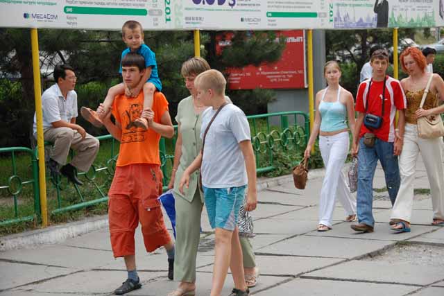 ビシケクで肩車の子（a boy ridden on his father's shoulders in Bishkek）