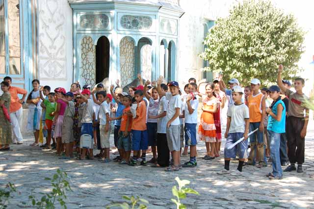 シトライモヒホサを訪れた小学生のグループ（pupils visiting at Sitoraiy Mokhiy Hosa in Bukhara）