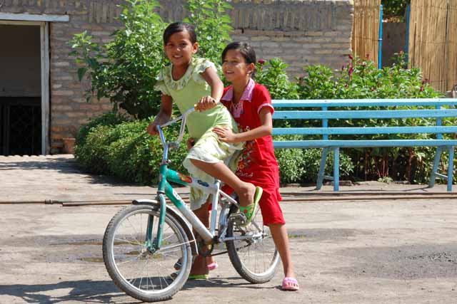 ヒワで自転車に乗る子（girls riding a bicycle in Khiva）