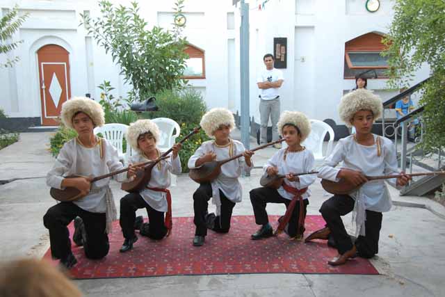 トルクメニスタン音楽を演奏してくれたマリィの少年（boys playing Turkmen folk Music at Mary）