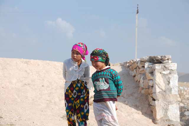 サマルカンドに入る手前の村の子（village girls before the gate of Samarkand）