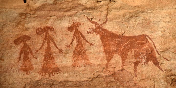 エネデイー山地の堆積岩に4,000BC～2,000BC頃描かれたとみられる人物と牛の岩絵