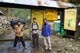 サガルマータ国立公園入り口，通りかかりのトレッカーにシャッターを押してもらいガイドのジェルジェン，ポーターのラジュ，筆者の全メンバーで記念撮影