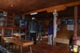 宿泊したクムジュンのHimalayan Lodgeの食堂．乾燥ヤク糞のストーブに食卓が並び，テレビがあった．水，ビールやスナック菓子類が販売されている．