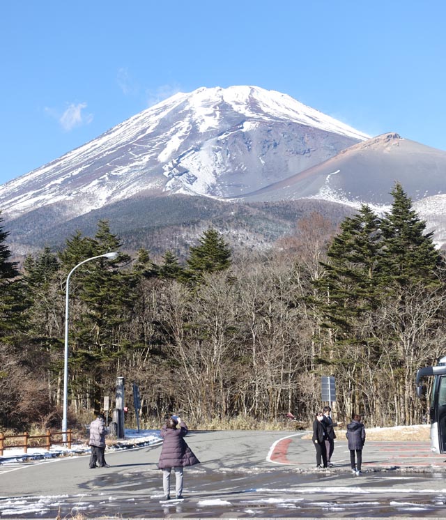 水ヶ塚に到着し富士山を眺める