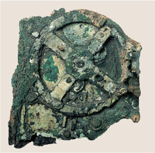 Jアンティキティラ島の機械（アテネ国立考古学博物館所蔵）