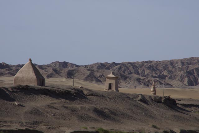 莫高窟の墓地（Mogaoku tombs）