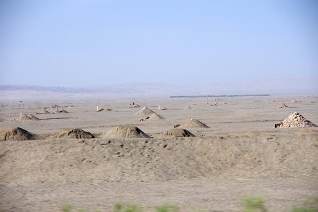 ゴビ灘の墓地（tombs in the Gobi Desert）