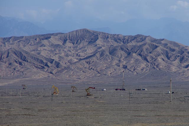 中国新疆ウイグル／トルファン（Turpan）のゴビ灘と油井