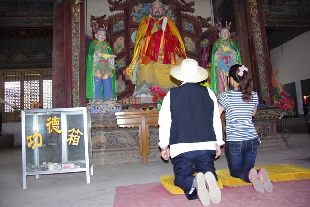 武威（中国）文廟で孔子像にお参りする子