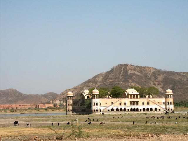 ジャイプール／水辺の宮殿（a palace on the lake in Jaipur）