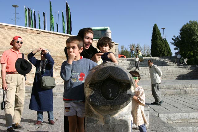 イスファハン ハージュ橋の母子（mother and her children at Khaju Bridge in Esfahan）