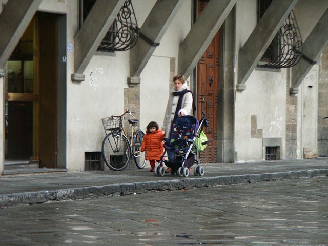 フィレンツェ／サンタクローチェ教会前にて（mother and her girl at Santa Croce in Firenze）
