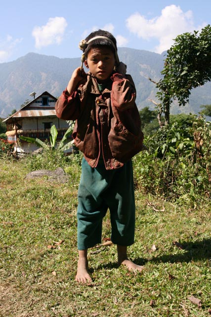 リンキム（Lingkhim）で荷を運ぶ少年