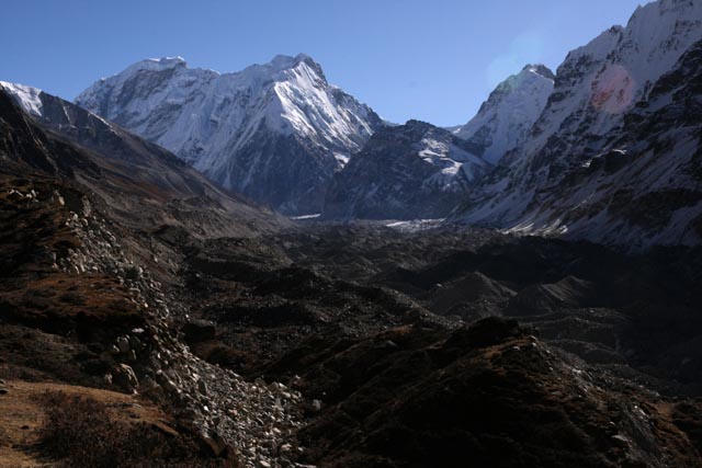 ロナーク先で眺めたネパールピーク（右）