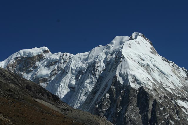 パンペマ手前で眺めたネパールピーク（右）
