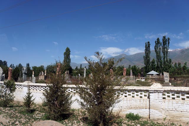 キルギスの墓地（Kyrgyz cemetery）