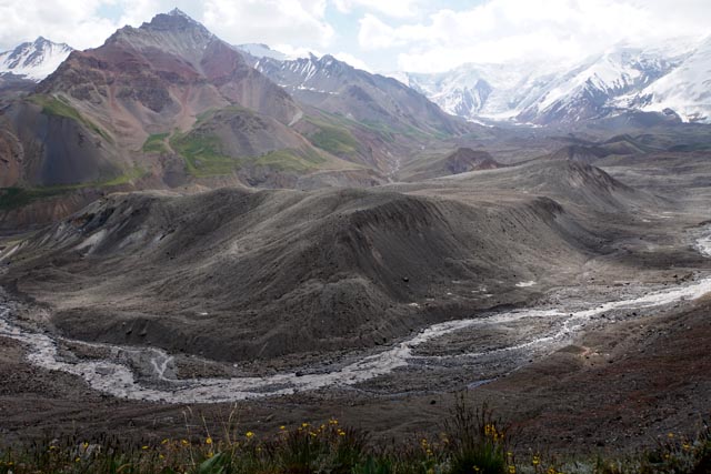 レーニン峰BC（キルギスタン）の氷河（a glacier at the Lenin Peak base camp）
