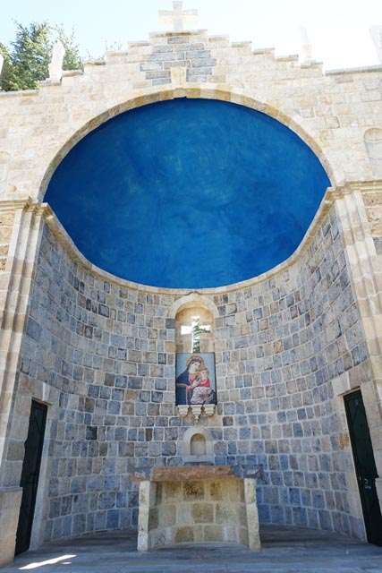 ブシャーレ杉保護区入り口の礼拝堂（レバノン）