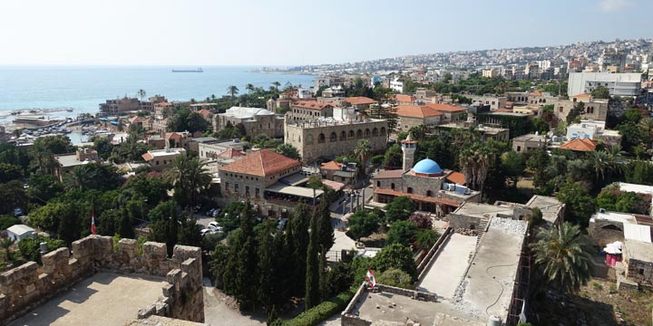 ビブロス遺跡砦から，ビブロスの街，青ドームのモスク，鐘楼ある教会，先に地中海を望む