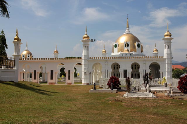 クアラカンサーのスルタン墓所（sultan tombs at Kuala Kangsar）