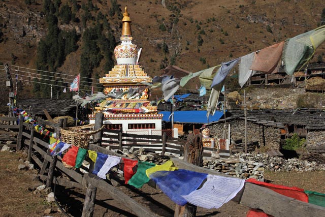 ロー（Lho：3,150m）の新しいチベット式チョルテン