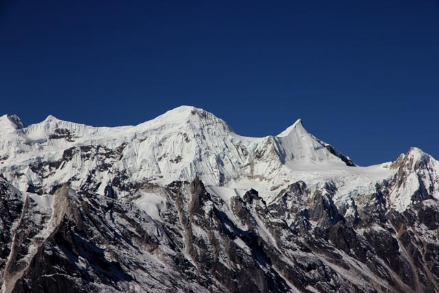 ラルキャラ先で眺めたカングル（Kang Guru：6,991m）
