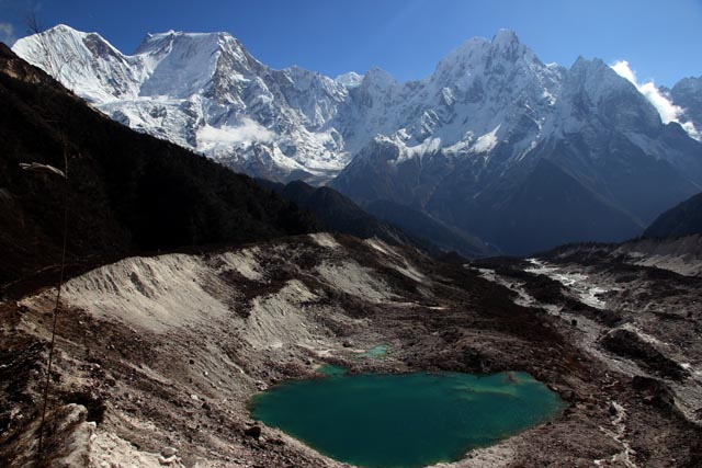 ネパールはバームダン氷河の氷河湖