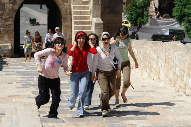 アレッポ城へ駆け入る若い娘たち（young girls running into the Aleppo Citadel）